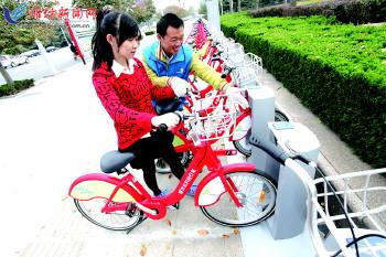 工作人員指導(dǎo)市民取車。記者 張馳
