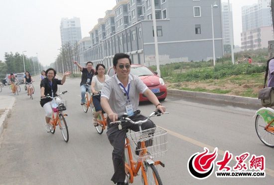 記者們騎上公共自行車，感受到城市公共自行車的便捷和樂趣。 記者 郭豪 攝。