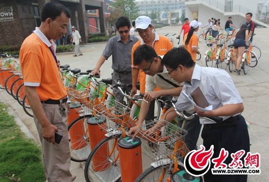 采訪團(tuán)記者做好準(zhǔn)備體驗(yàn)公共自行車。 記者 郭豪 攝。
