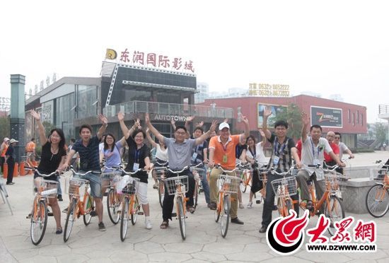 采訪團(tuán)記者做好準(zhǔn)備體驗(yàn)公共自行車。 記者 郭豪 攝。